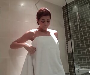 Kötü çocuk, yatakta kedi bir rahibelerin sikişi zorluk